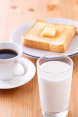 牛乳とバタートースト