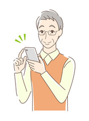 スマホを操作して笑顔の男性