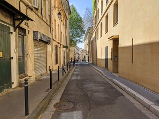 Aix en Provence, les calissons, ses grandes portes en bois, ses scultures et cette ville médiéval...