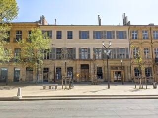 Aix en Provence, les calissons, ses grandes portes en bois, ses scultures et cette ville médiéval reconnue par le mondial de l'unesco pour son art et ses fontaines d'eau anthiquité