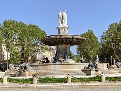 Aix en Provence, les calissons, ses grandes portes en bois, ses scultures et cette ville m&eacute;di&eacute;val reconnue par le mondial de l'unesco pour son art et ses fontaines d'eau anthiquit&eacute;