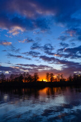 Naklejka premium Sonnenuntergang über dem Main bei Hanau Grossauheim