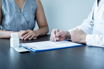 Fototapeta premium Male doctors explain and recommend treatment with a prescription after the patient meets a doctor and receives results regarding illness problems