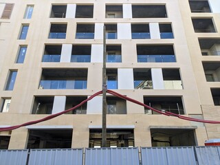 Construction de batiement dans le neuf a aix en provence, chantie en mouvement, finission peinture avec gande grue impostante et tas de terre volumineux, immable 2020 tout nouveau tout beau