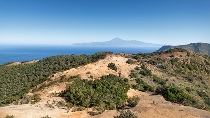 Blick über die Landschaft Cumbre de Chijere im Nordwesten von La Gomera, am Horizont die Nachbarinsel Teneriffa