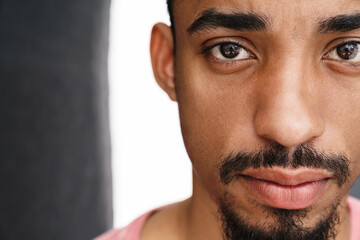 Photo closeup of african american man posing and looking at camera