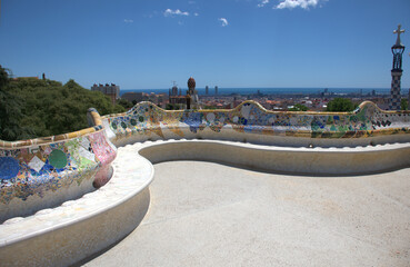 Fototapeta premium Banco en el Parque Güell de la ciudad de Barcelona diseñados por el arquitecto Antoní Gaudí