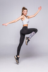 Obraz premium Młoda kobieta fitness skoki na białym tle