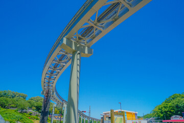 多摩モノレールのレールと晴天の空（多摩動物公園駅）
