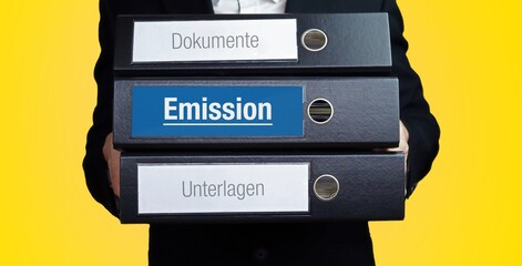 Emission. Anwalt im Anzug trägt einen Stapel Ordner. 3 Aktenordner. Blaue Beschriftung mit Text. Hintergrund gelb. Recht, Gesetz, Rechtsprechung