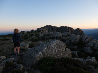 Fototapeta premium jeune femme blonde devant le vide de la montagne du Caroux au soleil couchant du parc naturel du haut languedoc