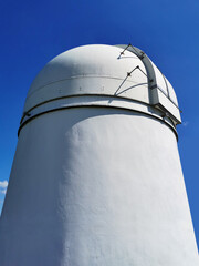 Wei&szlig;es Observatorium vor blauem Himmel