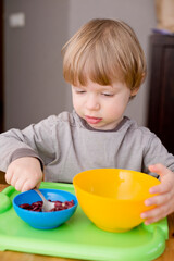 Baby early learning. Sort by color. Counting kidney-beans. Mathematics children counting for kids. Educational calculate game teaching to develop. Fine motor skills, coordination.