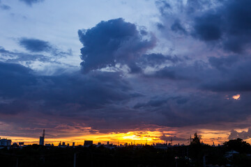Naklejka premium Romantic sunset sky with fluffy clouds