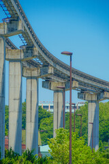 多摩モノレールのレールと晴天の空（多摩動物公園駅）