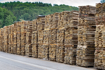 planches de bois de scierie empilées pour séchage