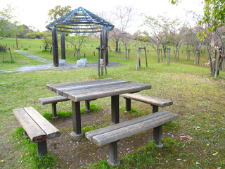 公園にある机と椅子　A desk and chair in the park