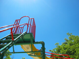 公園の滑り台と空と木　A slide and the sky and tree of the park