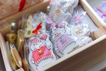 gingerbread snowmen, mice and cheese sandwiches in a wooden box