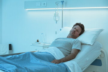 Obraz premium Patient slepping in a hospital bed