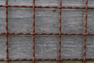 Rostiger Stahl vor Holzwand