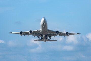 青空を飛ぶ旅客機