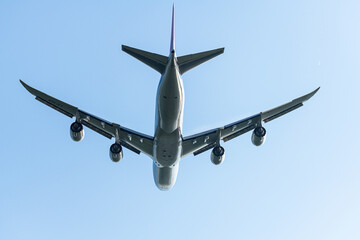 青空を飛ぶ旅客機
