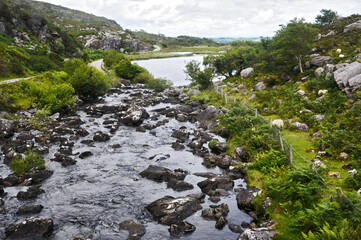 Vue sur les lac de retenue au niveau du "Gap of Dunloe" dans la péninsule de Kerry au sud-ouest de l'Irlande. Nature montagneuse, col, pont et rocaille compose un paysage sauvage.