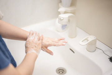 清潔な洗面所で石鹸で手を洗う人