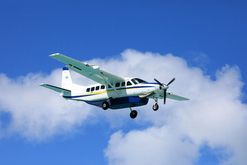 Schönes Propeller-Flugzeug in der Luft