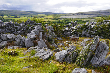 Rochers, murets de pierre et Dolmen dans les Burren à l'ouest de l'Irlande, offrent un paysage coloré et mystique datant de l'époque celte et du néolithique.