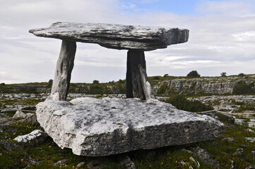 Rochers, murets de pierre et Dolmen dans les Burren à l'ouest de l'Irlande, offrent un paysage coloré et mystique datant de l'époque celte et du néolithique.