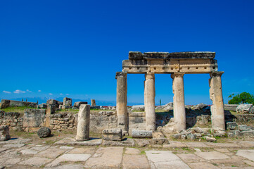 Naklejka premium Close view on ancient columns and its elements in antique city Hierapolis, Pamukkale, Turkey.