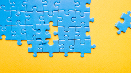 Fototapeta premium blue puzzle pieces. blue puzzle