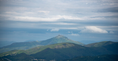 Fototapeta premium larrun montaña del pais vasco con nubes de invierno