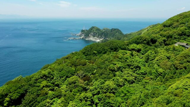 佐田岬の岩礁海岸と紺碧の海を巡る4Kドローン映像