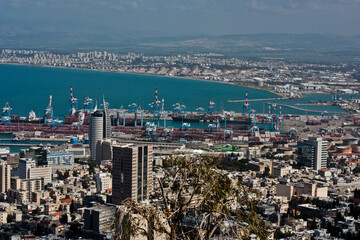 Obraz na płótnie Canvas Panoramic view of Haifa city in Israel on a sunny day.