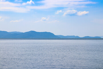 Meer mit Bergen mit Copy Space