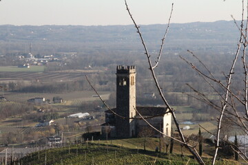 koscioł na wzgorzu widok panorama wiosna wies pola © AMTM