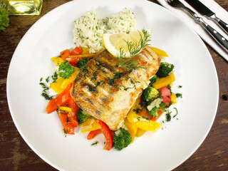 Zanderfilet auf Gemüse mit Reis