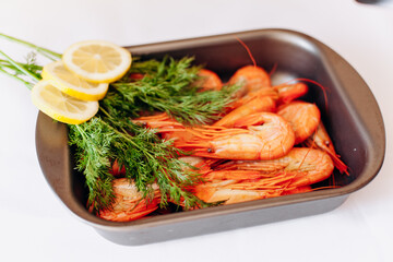Fresh shrimp with lemon and dill
