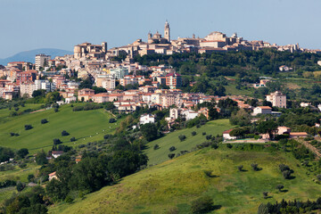 Fototapeta na wymiar Macerata, Marche. Panoramica dello skyline della città circondata dalla campagna.