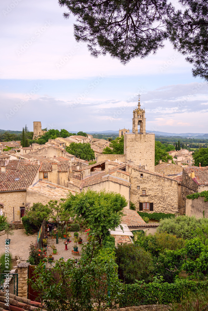 Wall mural vue panoramique sur le village cucuron, luberon, france. printemps, coucher de soleil. photo vertica