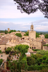 Vue panoramique sur le village Cucuron, Luberon, France. Printemps, coucher de soleil. Photo verticale.
