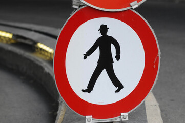a traffic sign for pedestrians