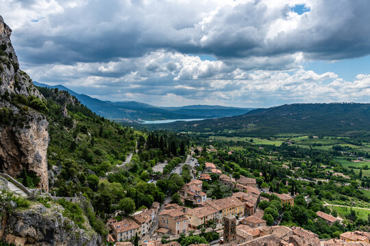 Village de Moustier Sainte Marie dans les Alpes-de-Haute-Provence en région Provence-Alpes-Côte d'Azur