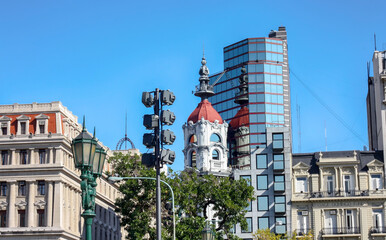 Detalhes da arquitetura argentina, em Buenos Aires. Construções antigas e modernas no centro da...