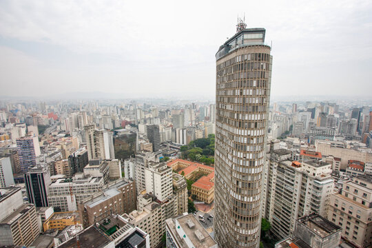 Terra&ccedil;o It&aacute;lia e horizonte paulistano em dia polu&iacute;do