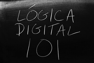 The words Loógica Digital 101 on a blackboard in chalk.  Translation: Digital Logic 101