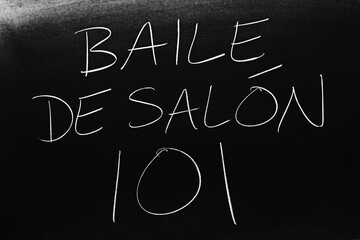 Obraz premium The words Baile De Salón 101 on a blackboard in chalk. Translation: Ballroom 101